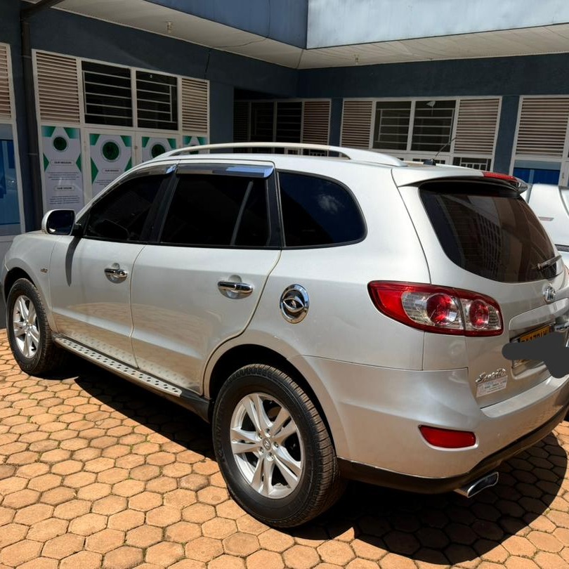 Hyundai Santa Fe – Year 2010 for sale 8,800,000 RWF